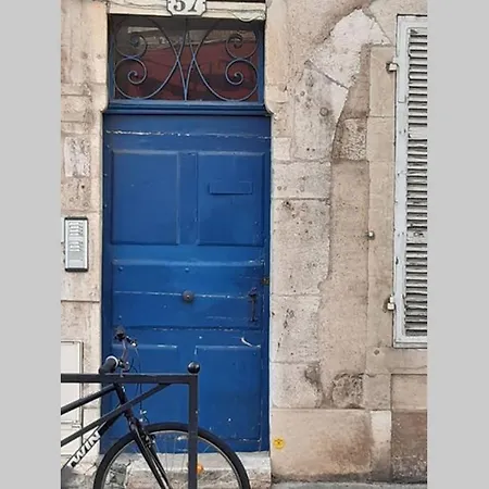 Le Petit Saint Nicolas, En Plein Centre * Beaune (Cote d'Or)