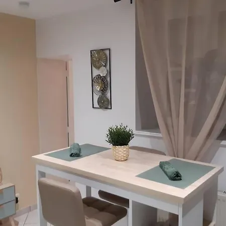 Le Petit Saint Nicolas, En Plein Centre * Beaune (Cote d'Or)